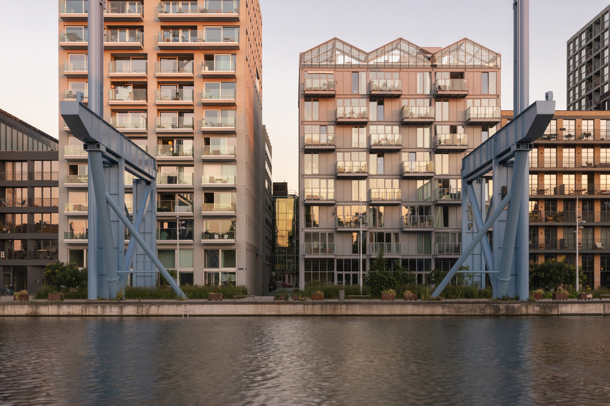 De Warmoes - residential project in Oostenburg, Amsterdam by Workshop Architecten, photographed by Anna Odulinska 
